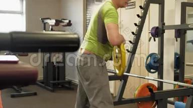 这个超重的人是用一个重量盘作为杠铃的蹲。 健身训练。 健康生活方式