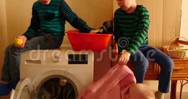 父母购买新型号最新一代洗衣机。 孩子们试着打开洗衣机，洗一些衣服。