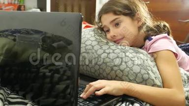 小女孩在笔记本电脑上玩网络游戏笔记本电脑