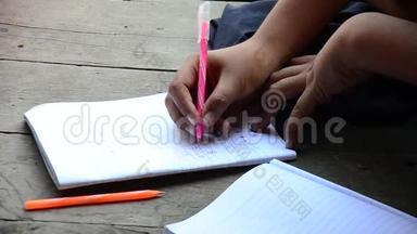 泰国孩子学习和写作业.