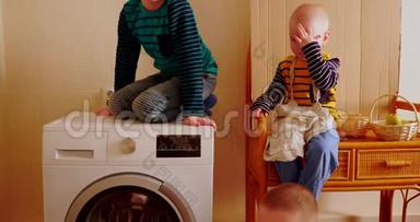 父母购买新型号最新一代<strong>洗衣机</strong>。 孩子们试着打开<strong>洗衣机</strong>，洗一些衣服。