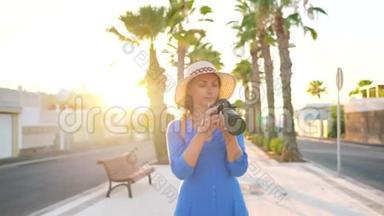 <strong>摄影</strong>女游客在日落时分用相机在美丽的<strong>热带</strong>风景中拍照