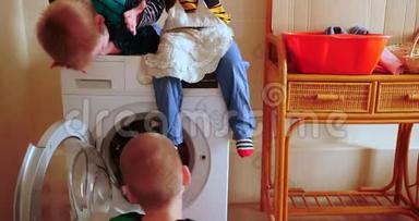 父母购买新型号最新一代<strong>洗衣机</strong>。 孩子们试着打开<strong>洗衣机</strong>，洗一些衣服。