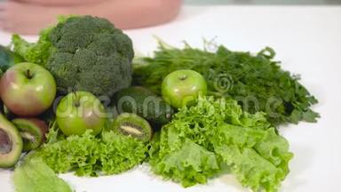 餐桌上绿色食品的特写