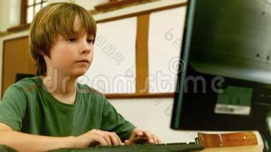 可爱的小学生在教室里看笔记本电脑
