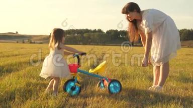 <strong>妈妈</strong>教<strong>女儿</strong>骑自行车。 <strong>妈妈</strong>和她的小<strong>女儿</strong>玩.. 一个小孩子学会骑自行车。 概念