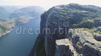挪威Lysefjorden的纸浆岩。 Ryfylke最著名的旅游景点，高604米