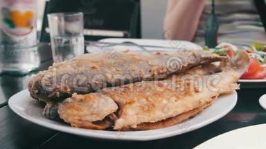 一家餐馆餐盘上的海鲜煎鱼