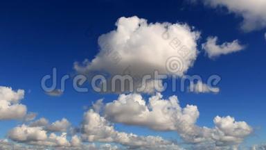 美丽的白云在蓝天上形成和移动