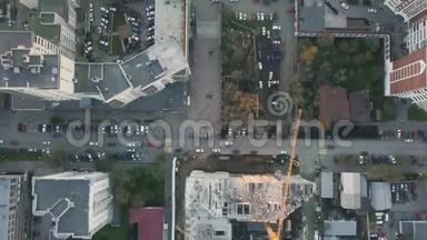 市内施工用吊车机械手.. 录像。 <strong>城市</strong>建筑工地的俯视图