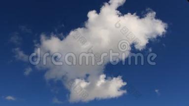 美丽的白云在蓝天上形成和移动