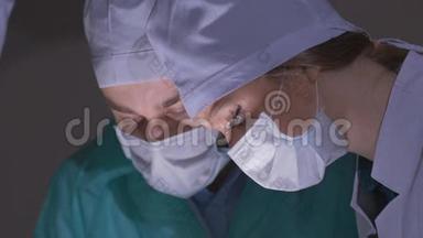 医生在手术室里给病人做手术。 外科小组在医院手术室进行手术