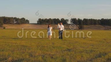 <strong>妈妈</strong>，<strong>爸爸</strong>和小女儿在阳光下的田野里散步.. 快乐童年的概念。 孩子，<strong>爸爸妈妈</strong>玩