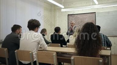 一群学生在教室里，听着<strong>老师讲课</strong>。