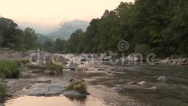 意大利山区日落时的山河