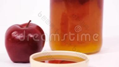 在白色背景下分离的红<strong>苹果</strong>、<strong>蜂蜜</strong>罐和一碗<strong>蜂蜜</strong>