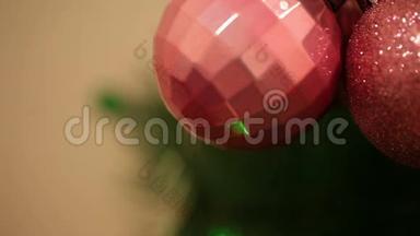 挂在圣诞树上的红球