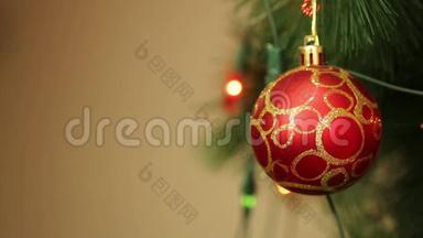 挂在圣诞树上的<strong>红球</strong>