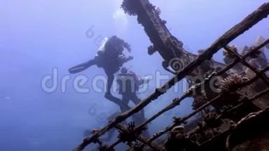 水肺潜水员游泳探索沉船SalemExpress深海深海红海。