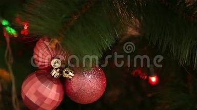 挂在圣诞树上的<strong>红球</strong>