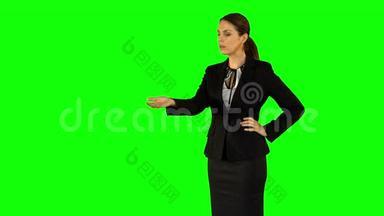 女商人穿着绿色屏幕上的东西