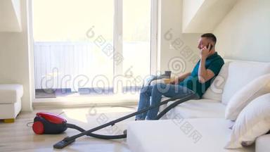 打扫完屋子后，一个人用智能手机打电话