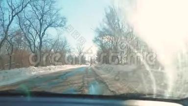 汽车在冬天的路上下雪。 恶劣天气下危险的汽车交通.. 冬季恶劣天气下的道路
