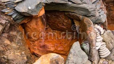 Kabardino-Balkaria山上有<strong>红墙</strong>的井中的沸腾矿泉水泡沫的来源