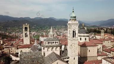 贝加莫，意大利。 无人机鸟瞰古镇.. 市中心的景观，历史<strong>建筑</strong>，教堂和<strong>塔楼</strong>