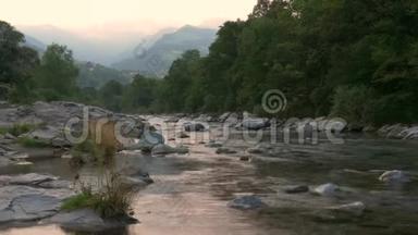 意大利山区日落时的山河
