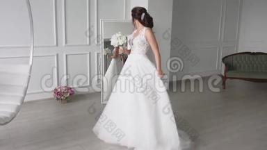 新娘的早晨，一个穿着白色裙子的美女<strong>正在</strong>为婚礼做<strong>准备</strong>，动作缓慢