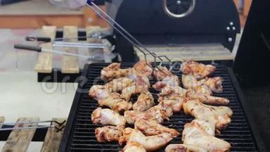 烤架上翻过来的鸡肉。 肉是用芒果烧烤架炒的。 烤架上的鸡肉