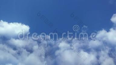 在云层中飞行，镜头在云层中移动，视频循环