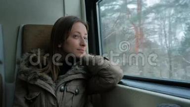 一位身材魁梧的女人，在火车车窗外放松和眺望