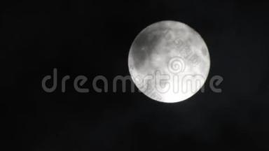 满月，乌云在夜空中掠过