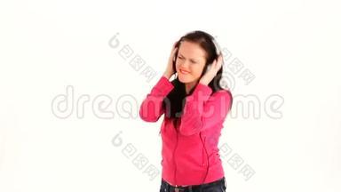 快乐的年轻女子聆听音乐