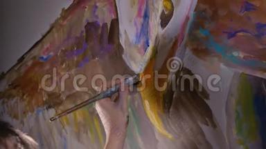 艺术家设计师在墙上画一只鹰。 工匠装饰师用丙烯酸油彩画一幅画。 画家