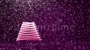 紫色的大圣诞树，从屏幕左侧发光发亮的粒子。 圣诞节或新年冬季主题