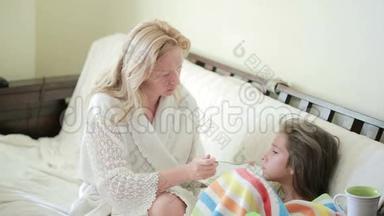 母亲对待生病的孩子.. 妈妈帮助一个小女孩康复。