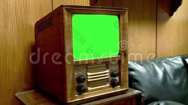 复古电视与绿色屏幕。 放大。