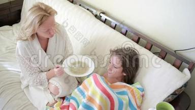 母亲对待生病的孩子.. 妈妈帮助一个小女孩康复。