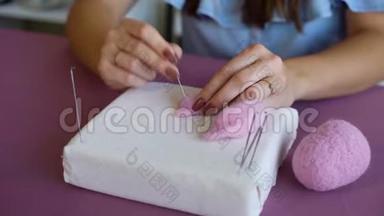 年轻白种人女子手工制作羊毛干毡教程