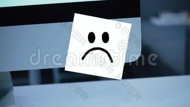 悲伤的微笑。显示器贴纸上画着一张悲伤的脸