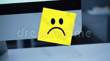 悲伤的微笑。显示器贴纸上画着一张悲伤的脸