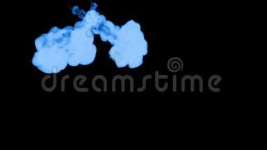 许多流动的荧光蓝墨水或烟雾，隔离在黑色的缓慢运动。 蓝色混合在水中。 用途