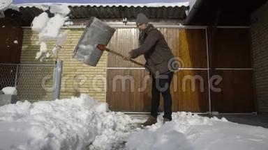 打扫卫生的人在院子里铲雪