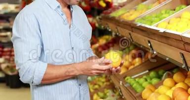 人在超市里摘水果.