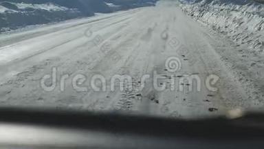 汽车在冬天的路上下雪。 恶劣天气下危险的汽车生活方式交通。 恶劣天气下的道路