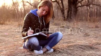 美丽的少女，坐在公园里的一片落叶上，看书，晚霞淡淡.. 概念女孩自由职业者