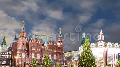 圣诞节新年假期照明和国家历史博物馆铭文俄罗斯在晚上，靠近<strong>克里姆林</strong>宫在莫斯科